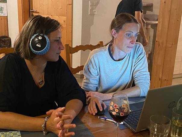 Une image contenant personne, habits, intérieur, ordinateur portable

Description générée automatiquement