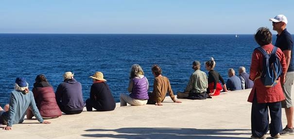 Une image contenant plein air, habits, ciel, personnes

Description générée automatiquement